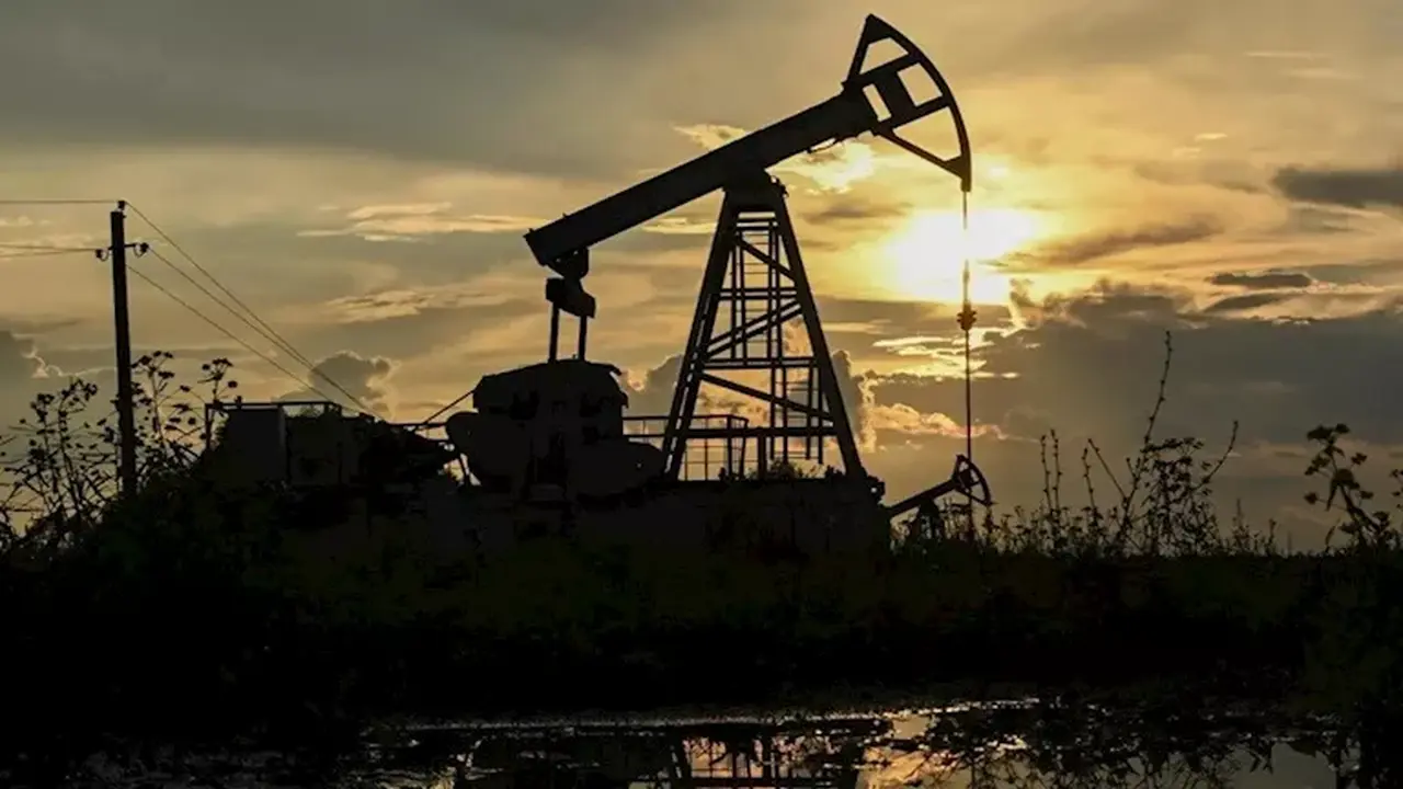 هل يواجه سوق النفط أزمة طويلة الأجل بعد التحول من الفائض للعجز؟